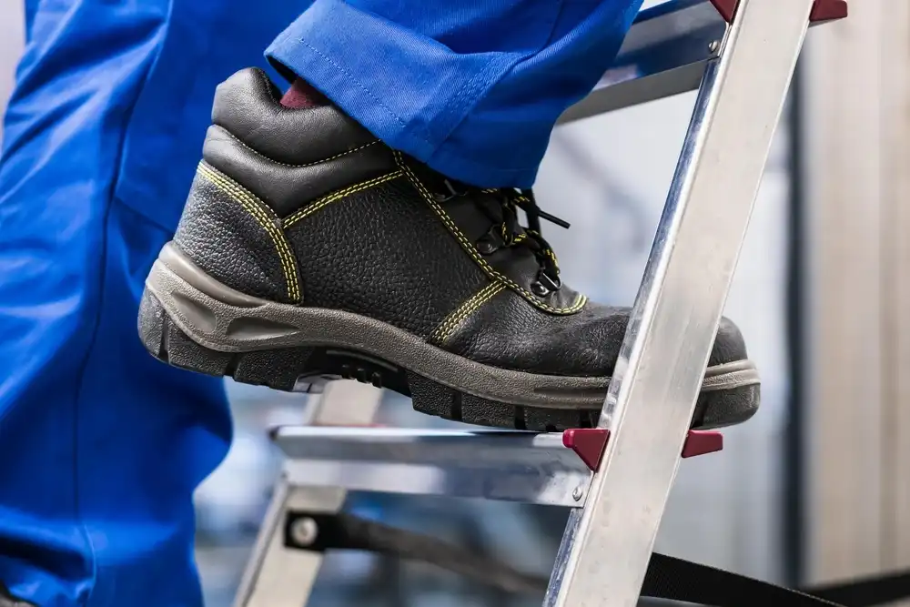Steel toe safety shoes for foot protection